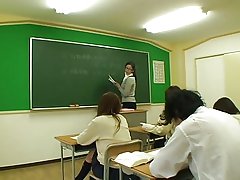 Маце получава малки циците целуна и путка облиза от студ