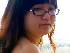 Космат изперкал teen Гита голи в природата и да се покаже задника!